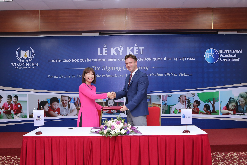 Bà Lê Thị Thu Huyền - Giám đốc khối mầm non Vinschool và ông Peter De Beer - Giám đốc điều hành IPC ký kết chuyển giao độc quyền chương trình tại Việt Nam. 